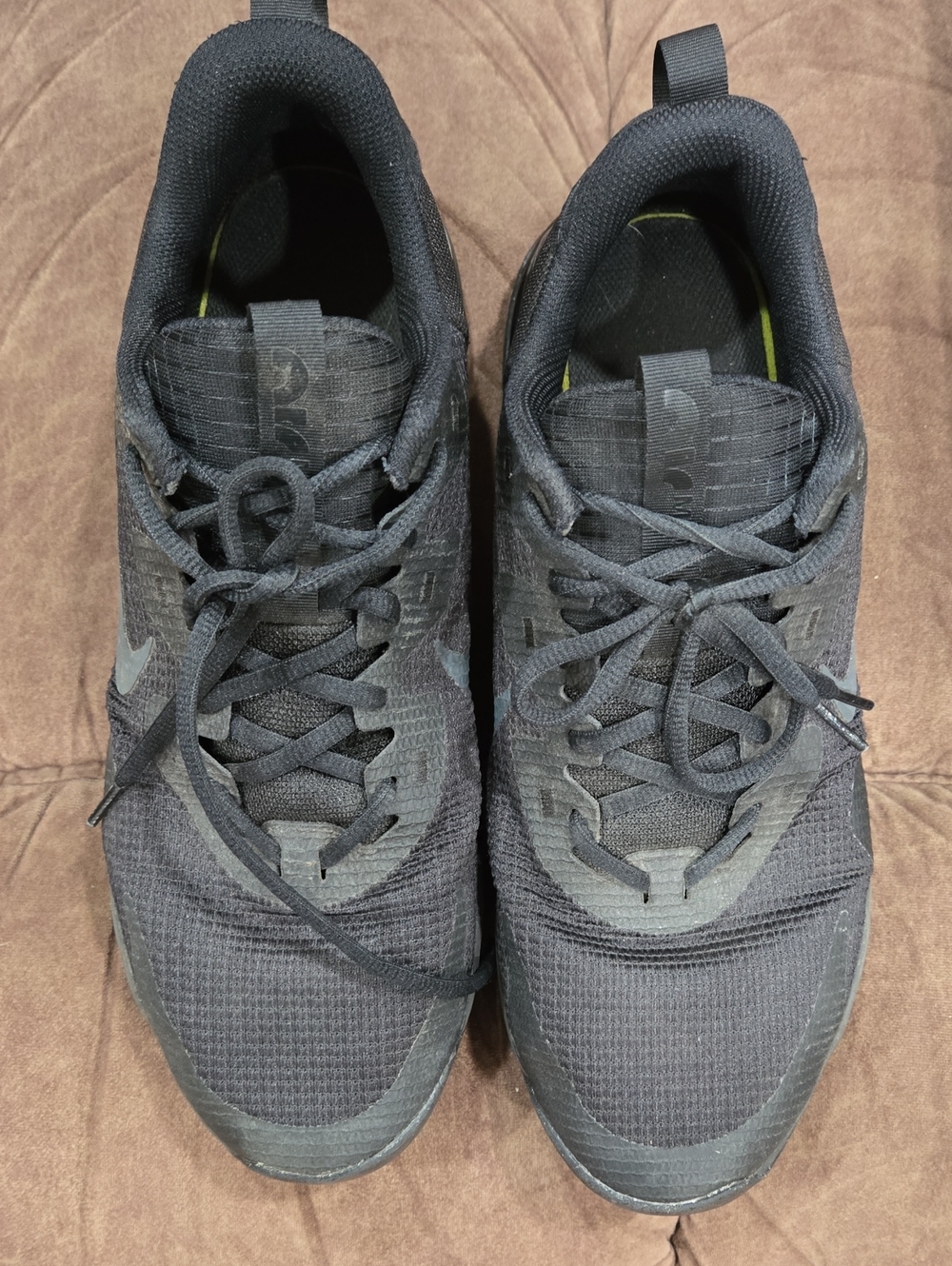 Nike Men’s Black Athletic Training Sneakers with Subtle Grey Accents